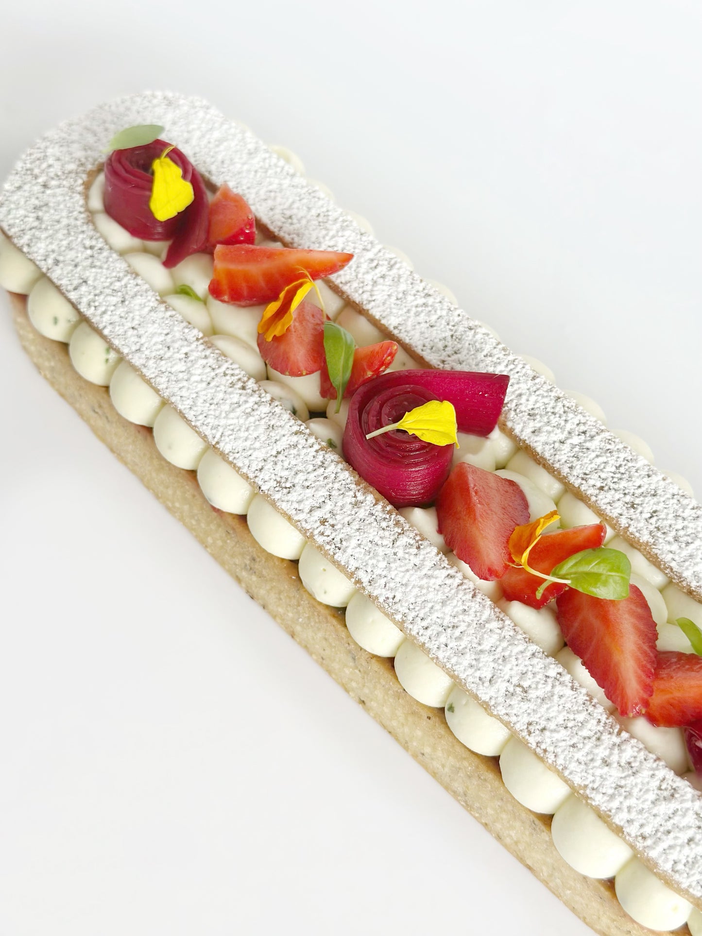 Tarte Fraise, Rhubarbe & Basilic